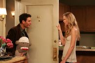 How I Met Your Mother – Ted (Josh Radnor, l.) gelingt es, Natalies (Anne Dudek, r.) Herz ein weiteres Mal zu erobern, doch bereits nach kurzer Zeit wird ihm klar, dass sie doch nicht "die Eine" ist ...