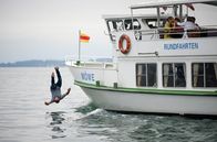 WaPo Bodensee – Während auf dem Ausflugsschiff eine Likörverkostung stattfindet, stürzt ein Mann (Daniel Stockhorst) von Bord und stirbt. Unfall oder gezielter Anschlag?