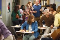 The Middle – Im Klassenzimmer wird Frankie (Patricia Heaton) Zeugin eines Unfalls.
