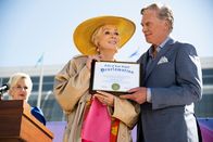 Hacks – Deborah (Jean Smart, M.) erlebt gemeinsam mit Marty (Christopher McDonald, r.) und Bürgermeisterin Jo (Lauren Weedman, l.) einen besonderen Moment – eine Anerkennung, die ihre Bedeutung für die Stadt Las Vegas auf eindrucksvolle Weise würdigt.