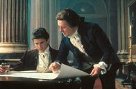 Die Bounty – Fletcher Christian (Mel Gibson, li.) und William Bligh (Anthony Hopkins, re.) sondieren die Lage.