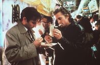 Schwarzer Regen – Die Cops Nick (Michael Douglas, r.) und Charlie (Andy Garcia, l.) hat es nach Osaka verschlagen.