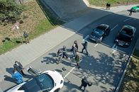 Tatort (Das Erste) – Die Szenerie von oben bei den Dreharbeiten. Von links: Yasin el Harrouk (Rolle: Nasir), Samir Fuchs (Rolle: Konsul Abdel Saleh), Regisseur Rainer Kaufmann, Udo Wachtveitl (Rolle: Kriminalhauptkommissar Franz Leitmayr), Miroslav Nemec (Rolle: Kriminalhauptkommissar Ivo Batic), Christina Hecke (Rolle: Staatsanwältin Anja Berger) und das Team.