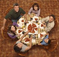 The Middle – (1. Staffel) - Bei ihnen ist immer was los: (v.l. im Uhrzeigersinn) Sue (Eden Sher), Mike (Neil Flynn), Frankie (Patricia Heaton), Bob (Chris Kattan), Brick (Atticus Shaffer) und Axl (Charlie McDermott) ...