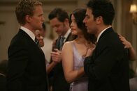 How I Met Your Mother – Barney (Neil Patrick Harris, l.) hat zufällig mitbekommen, dass Ted (Josh Radnor, r.) und Robin (Cobie Smulders, M.) den Freunden am nächsten Tag eine Neuigkeit mitteilen wollen. Er drängt nun darauf, das Geheimnis sofort zu erfahren ...