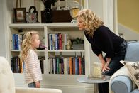 Last Man Standing – Sarah (Sophia Paras McKinlay, l.); Vanessa Baxter (Nancy Travis, r.)