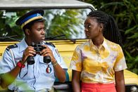 Death in Paradise – Officer Marlon Pryce (Tahj Miles) und Naomi Thomas (Shantol Jackson) observieren das Anwesen der Kommune, bis sie plötzlich etwas Eigenartiges beobachten.