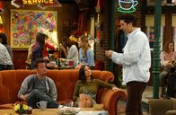 Friends – Ross (David Schwimmer, r.) war im Solarium und da er nach dem ersten Besuch mit seinem Teint nicht zufrieden ist, will er sich gleich noch einmal auf die Sonnenbank legen. Monica (Courteney Cox, M.) und Chandler (Matthew Perry, l.) raten ihm davon ab ...