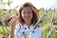 Hoagascht – Moderatorin Christina Ömmer an den Aronia Sträuchern