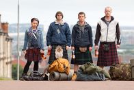 Angels' Share – Robbie (Paul Brannigan, 2. von rechts) plant, sich einen Teil des teuren Whiskys abzuzweigen, um sich damit eine sorgenfreie Zukunft zu ermöglichen. Er reist mit Mo (Jasmin Riggings, links), Albert (Gary Maitland, 2. von links) und Rhino (William Ruane) daraufhin per Anhalter in den Norden Schottlands zur Destillerie Balblair, auf deren Gelände das Fass gelagert wird und in der auch die Versteigerung stattfinden soll.