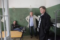 SOKO Wien – Oberst Matschner (William Mang, r.) aus Graz wurde zur Klärung eines Tötungsdeliktes hinzugezogen, in dem Major Carl Ribarski (Stefan Jürgens, l.) und Oberstleutnant Helmuth Nowak (Gregor Seberg, M.) als Hauptverdächtige gelten.