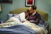 The Big Bang Theory – Amy (Mayim Bialik, l.) freut sich auf ihren Junggesellinnenabschied, während Sheldon (Jim Parsons, r.) von einem brillianten Wissenschaftler eingeladen wird ...