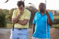 Death in Paradise – Commissioner Patterson (Don Warrington, r.) hilft DI Parker (Ralf Little, l.), sein Golfspiel zu verbessern. Doch für Parker wird aus dem Spiel blanker Ernst. Denn es hat sich zuvor ein schrecklicher Mord auf dem Golfplatz ereignet.