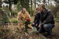 Der letzte Bulle – Als sich (v.l.n.r.) Erwin (Paul Faßnacht), Isa (Luise Risch) und Mick (Henning Baum) am Friedhof treffen, ahnen sie noch nicht, dass die Polizei dort bereits lauert, um den vermeintlichen Mörder Mick Brisgau festzunehmen ...