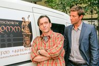 Die Rosenheim-Cops – Kommissar Hansen (Igor Jeftic, r.) kann Ulrich Fromm (Peter Weiss, l.) nachweisen, dass er am Tatort war.