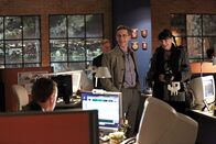 Navy CIS – Die Gefahr von Terroranschlägen bedroht während der Thanksgiving Reisewelle die Flughäfen im Nordosten der USA. Das Team um Gibbs (Mark Harmon, 2.v.l.), McGee (Sean Murray, l.), Abby (Pauley Perrette, r.) und Jimmy (Brian Dietzen, 2.v.r.) ermittelt ...