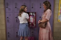 Young Sheldon – Missy Cooper (Raegan Revord, l.); Mary Cooper (Zoe Perry, r.)