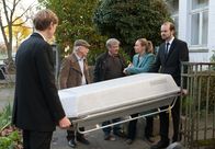 Rentnercops – Bei einem Einbruch kriegt Rentnerin Erna Renner einen solchen Schreck, dass sie an einem Herzinfarkt stirbt. Vicky (Katja Danowski, 2.v.r. mit Komparse, r.) ist sauer, als Edwin (Thilo Prückner, 2.v.l. mit Komparse, l.) und Günter (Wolfgang Winkler, 3.v.r.) zu spät zum Tatort kommen.