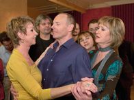 In aller Freundschaft – Nach einem verpatzten Auftakt, fängt Barbara (Uta Schorn, links) an, sich in der Tanzgruppe von Luise Mann (Beatrice Richter, rechts) und in den Armen von Gerald Fresemann, Mitte) etwas wohler zu fühlen.
