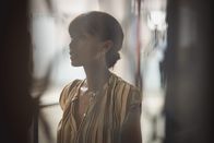 Deadly Tropics – Mélissa (Sonia Rolland) führt eine Hausdurchsuchung durch und stößt dabei auf weitere Indizien, die das Rätsel um den Fall vertiefen.
