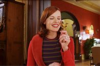 Stuart Little 2 – Eleanor Little (Geena Davis) freut sich darüber, dass ihr Sohn einen neuen Freund, den Kanarienvogel Margalo, gefunden hat.