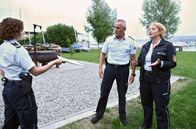 WaPo Bodensee – Julia Demmler (Wendy Güntensperger, li.) überreicht Nele Fehrenbach (Floriane Daniel, r.) und Paul Schott (Tim Wilde, M.) ihre Ermittlungsergebnisse im Fall Murjahn.