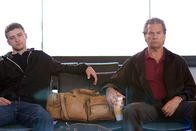 The Open Road – Doch da Daddy nicht fliegen darf, bleibt Vater (Jeff Bridges, r.) und Sohn (Justin Timberlake, l.) nichts anderes übrig, als eine lange gemeinsame Autofahrt quer durch die USA auf sich zu nehmen - und sich dabei kennen zu lernen ...