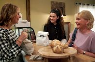 Sturm der Liebe – Durch Shirins (Merve Çakır, M.) Vermittlung bekommt Helene (Sabine Werner, r.) einen Job bei Josie (Lena Conzendorf, l.).