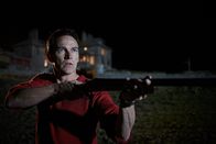 Safe House – Tom Brook (Stephen Moyer) hört nachts Geräusche rund ums Safe House.