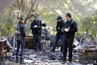 Navy CIS – Ein Mann namens Leland Robert Spears wird erschossen aufgefunden. Gibbs (Mark Harmon, 2.v.l.), McGee (Sean Murray, 2.v.r.), Anthony (Michael Weatherly, r.) und Ellie (Emily Wickersham, l.) ermitteln ...