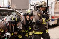 Chicago Fire – Chicago Fire Staffel 8 Folge 14 Einsatz bei Gasleck: Jesse Spencer als Matthew Casey (M.), Eamonn Walker als Chief Wallace Boden Copyright: SRF/2019 NBC Universal