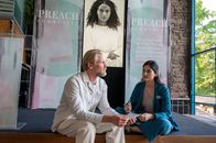 SOKO Stuttgart – Als Joy Safferling, die leitende Pastorin einer Stuttgarter Freikirche, bei einer christlichen Veranstaltung ertränkt im Teich aufgefunden wird, geraten sowohl ihre Assistentin Mina Dahl (Sogol Faghani), als auch der Pastor Samuel Finkner (Roman Schomburg) unter dringenden Tatverdacht.