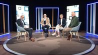 Standpunkte – Moderator Stefan Nägeli; Jürg Schmid, Präsident Graubünden Ferien; Claudia Züllig-Landolt, Gastgeberin Hotel Schweizerhof; Roger Meier, Geschäftsführer Sportbahnen Atzmännig AG.