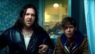 Attack the Block – Eigentlich will sich der Student Brewis (Luke Treadaway, r.) nur mit ein wenig Dope aus Drogendealer Rons (Nick Frost, l.) Wohnung eindecken. Doch dann wollen blutrünstige Aliens dessen Cannabisraum stürmen ...