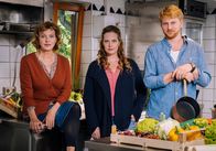 Meine Mutter ... – Das neue Trio in der Kupferkanne: Heidi (Margarita Broich, li.) und Toni (Diana Amft) mit ihrem neuen Küchenchef Sebastian Holtmann (Lucas Prisor).