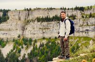 Wunderschön! – Im Schweizer Jura entdeckt Ramon Babazadeh den sogenannten „Grand Canyon der Schweiz“ – eine spektakuläre Felsformation im Schweizer Juragebirge.