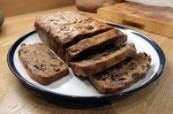 Zu Tisch ... – Bara Brith, ein typisch walisisches Früchtebrot: Finn hat die Rezeptur mit schwarzem Tee, Orangenabrieb, Kardamom, Schokolade und Ingwer verfeinert.