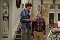 Two and a Half Men – Während Alan (Jon Cryer, r.) erfahren hat, dass sich sein Sohn unerlaubt von seiner Truppe entfernt hat, um sich mit Missi zu treffen, lernt Walden (Aston Kutcher, l.) in der örtlichen Bibliothek eine attraktive Frau kennen ...