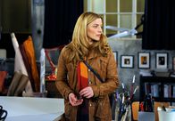 Rote Rosen – ARD ROTE ROSEN FOLGE 1722 Uhr im ERSTEN. Um Ole von seinem Verdacht gegen sie abzulenken, lässt Lisa (Daniela Wutte) bei Ariane ein gleiches Kettchen fallen, das Ole am Container gefunden hat.