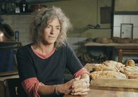 Brotzeit – Auf ihrem Hof wird schon seit Generationen Brot gebacken: Selbstversorgerin Helga Wisser.
