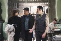 Castle – Stanford Raynes (Currie Graham, r.) ist entsetzt als er von Castle (Nathan Fillion, M.) und Beckett (Stana Katic, l.) vom Tod seines Kollegen Will Medina erfährt.