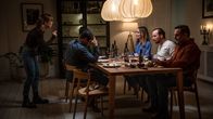 The Angel Maker – Jesper wird Zeuge, wie es beim Essen zwischen Laura und ihren Freunden zum Streit kommt. Von links: Laura (Julie R. Ølgaard), Marc (Christopher Læssø), Mike (Arian Kashef), Monica (Neel Rønholt), Mads (Nicolai Jandorf), Jesper (Roland Møller)