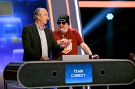 Quizduell - Olymp – Bei Jörg Pilawa treten Prominente zu einem außergewöhnlichen Duell an. Um zu gewinnen, müssen die Stars drei superschlaue „Quizduell"-Profis schlagen. Ein Wissenswettkampf David gegen Goliath - die Stars gegen den „Quizduell-Olymp“. Es geht um Wissen und Nervenstärke, aber auch um die Einschätzung der Gegner und die Bereitschaft zu zocken. Und es geht um viel Geld. Doch Vorsicht! Im packenden Finale am Ende jeder Show heißt es für die siegreichen Kandidaten zunächst: doppelt oder halb. Eine spannende Wissensschlacht für Jung und Alt! Die Kandidaten des Teams "Comedy": Mike Krüger (l.) und Markus Krebs (r.), beide Comedians.