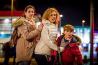 Safe House – David Blackwell konnte die Entführung seines Sohnes Joe (Max True, r.) erfolgreich abwenden, doch dann wird er von dem Entführer brutal zusammengeschlagen. Seine Kinder Louisa (Harriet Cains, l.) und Joe sowie seine Frau Ali (Nicola Stephenson, M.) müssen das hilflos mit ansehen.