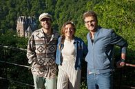Zengleins Zehn – Moderator Johannes Zenglein (re.) mit den Influencern Jeremy Grube (li.) und Yvonne Pferrer (Mitte) vor der Burg Eltz.