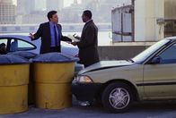 Spurwechsel – "Viel Glück beim nächsten Mal." Gavin (Ben Affleck) lässt Doyle (Samuel L. Jackson) mit einem Totalschaden am Unfallort zurück.