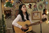 Monk – Marci Maven (Sarah Silverman) gibt alles, um ihrem Idol Mr. Monk zu gefallen. Sie hat ihr ganzes Zimmer mit seinen Fotos dekoriert. Das kommt selbst dem verschrobenen Mr. Monk recht seltsam vor.