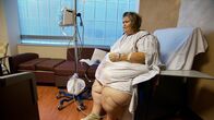 Mein Leben mit 300 kg – Zsalynn sitting on a hospital chair while recovering after surgery.