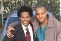 Scrubs - Die Anfänger – Die Turk Brüder: Kevin (D.L. Hughley, l.) und Chris (Donald Faison, r.) ...