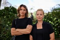 Die Liesl von der Post – v.li.: Barbara Gapp (Caroline Frank), Liesl Schaber (Katharina Straßer)
